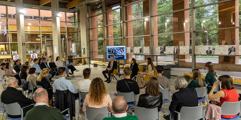 Dieciocho fotografías de universitarios de Ucrania protagonizan la exposición “Unissiued diplomas” en el vestíbulo del Edificio de Estudiantes UCM
